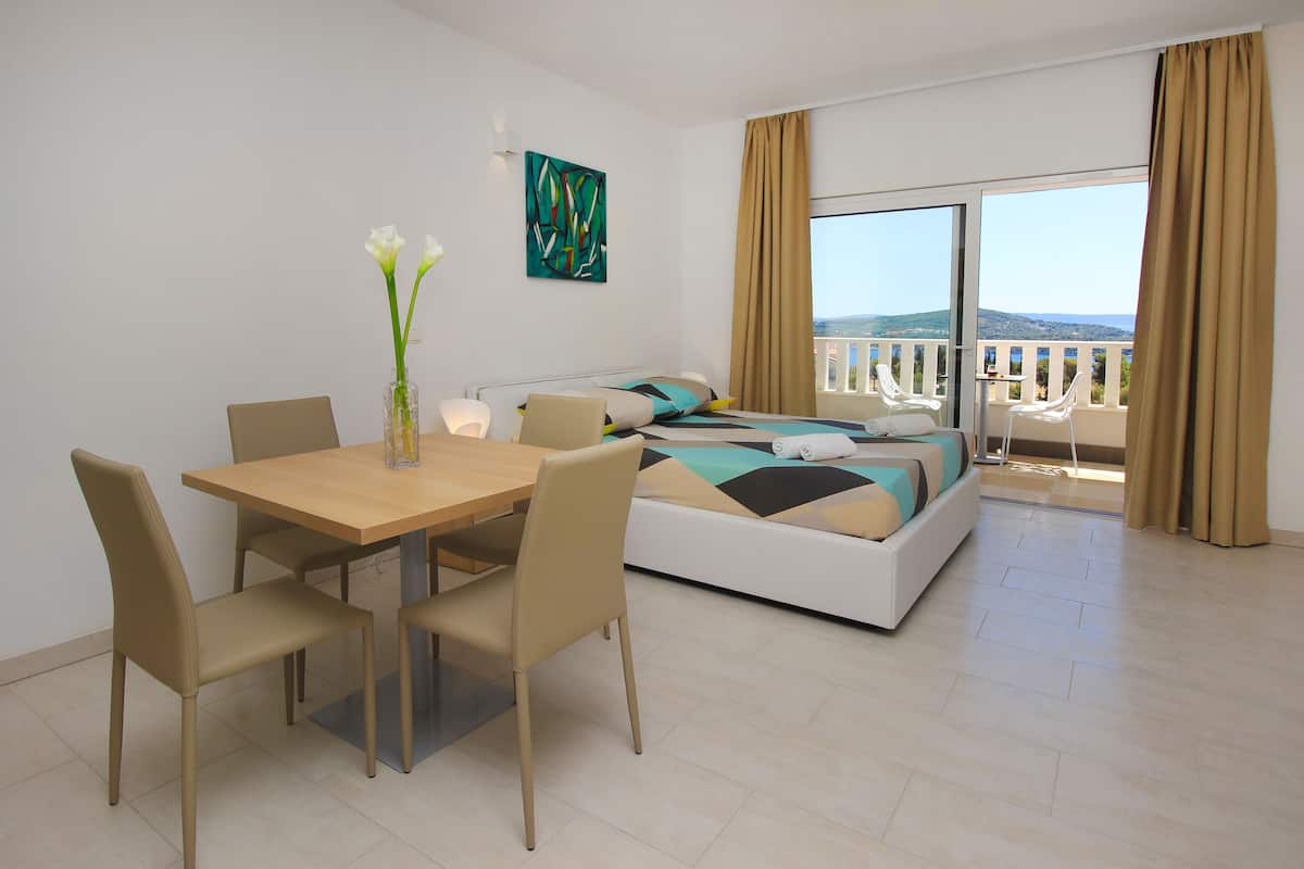 Brankas, meja kerja, kedap suara, dan setrika/meja setrika