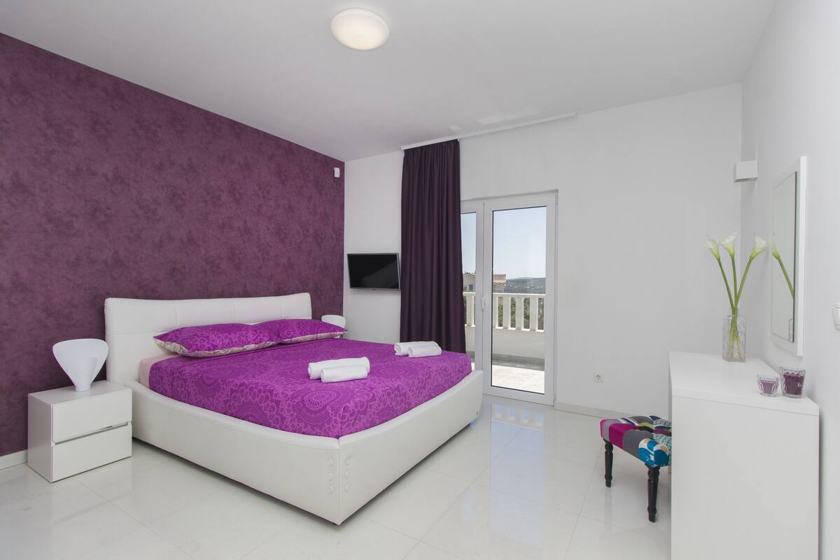 In-room safe, desk, soundproofing, iron/ironing board