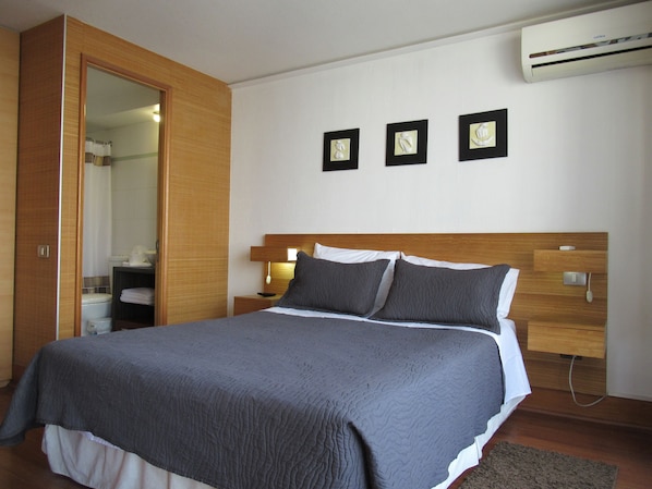 1 chambre, coffre-fort, fer et planche à repasser