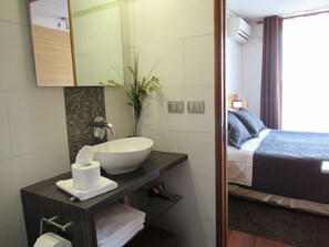 1 chambre, coffres-forts dans les chambres, fer et planche à repasser