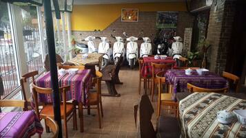 Breakfast, lunch, dinner served; Regional cuisine