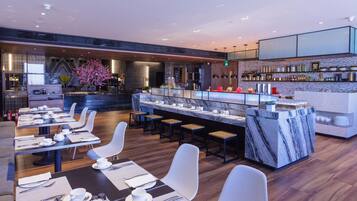 Daily buffet breakfast (CNY 100 per person)