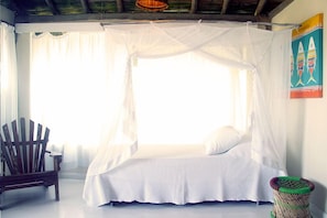 Minibar, caja fuerte, cortinas opacas y tabla de planchar con plancha
