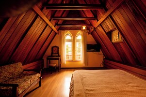 Quarto casal | Frigobar, escrivaninha, espaço de trabalho para notebook