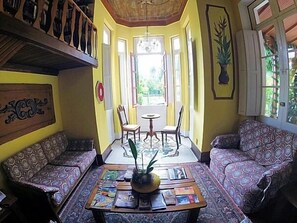 Kawasan tempat duduk lobi