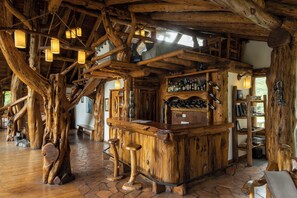 Der serveres morgenmad, frokost, aftensmad og lokale retter 