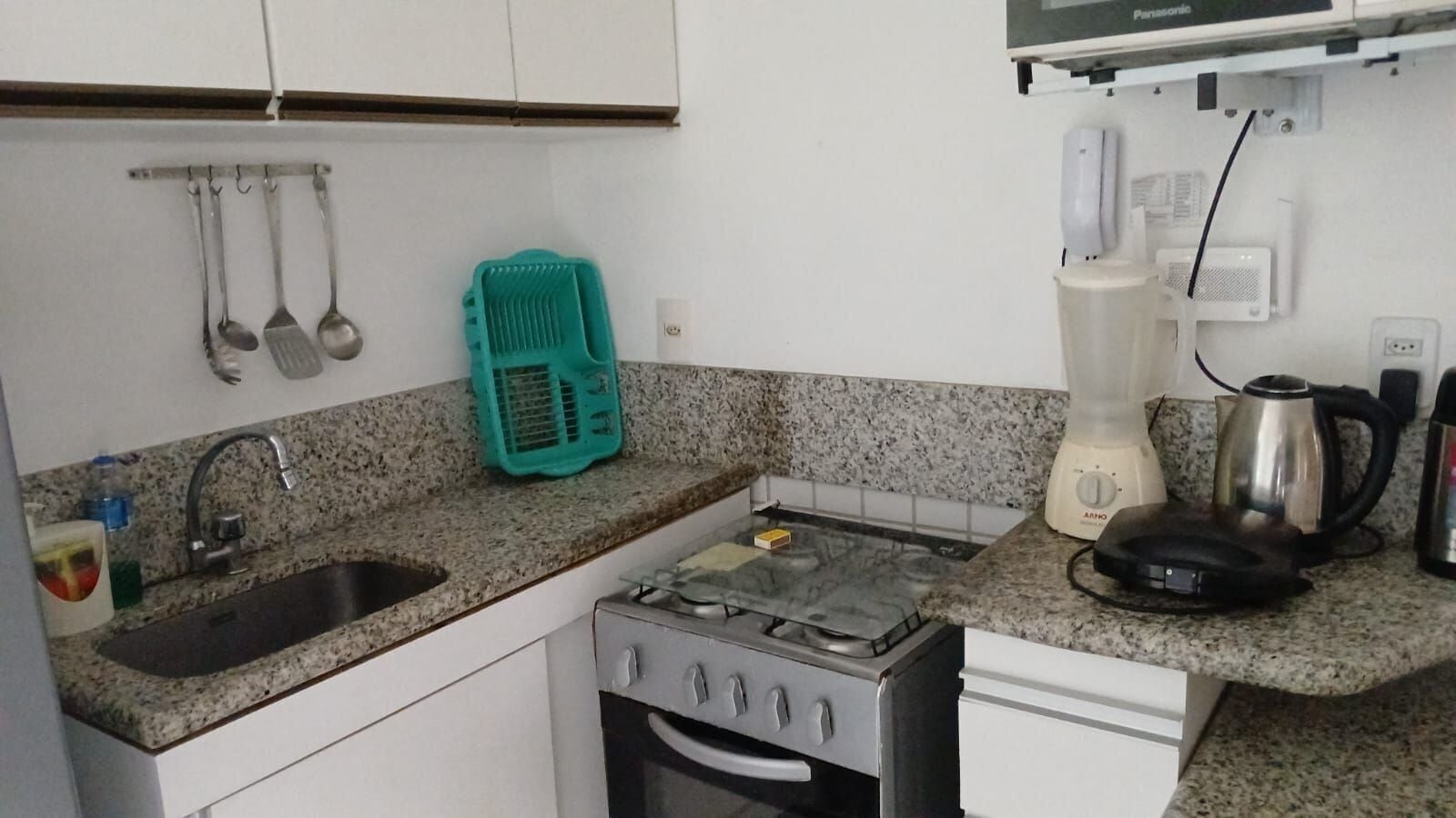 Apartamento Confort | Cocina privada | Frigorífico, microondas, horno y utensilios de cocina