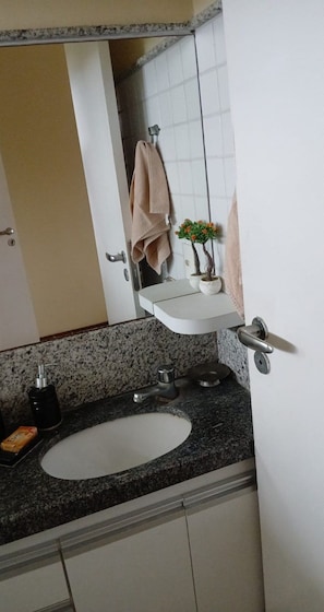 Appartement | Salle de bain | Douche, articles de toilette gratuits, sèche-cheveux, chaussons