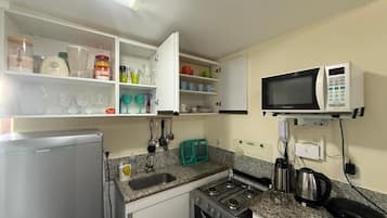 Comfort Apartment | Private kitchen | Fridge, microwave, oven, cookware/dishes/utensils