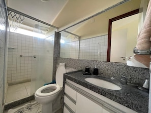Apartment | Bathroom | Shower, free toiletries, hair dryer, slippers