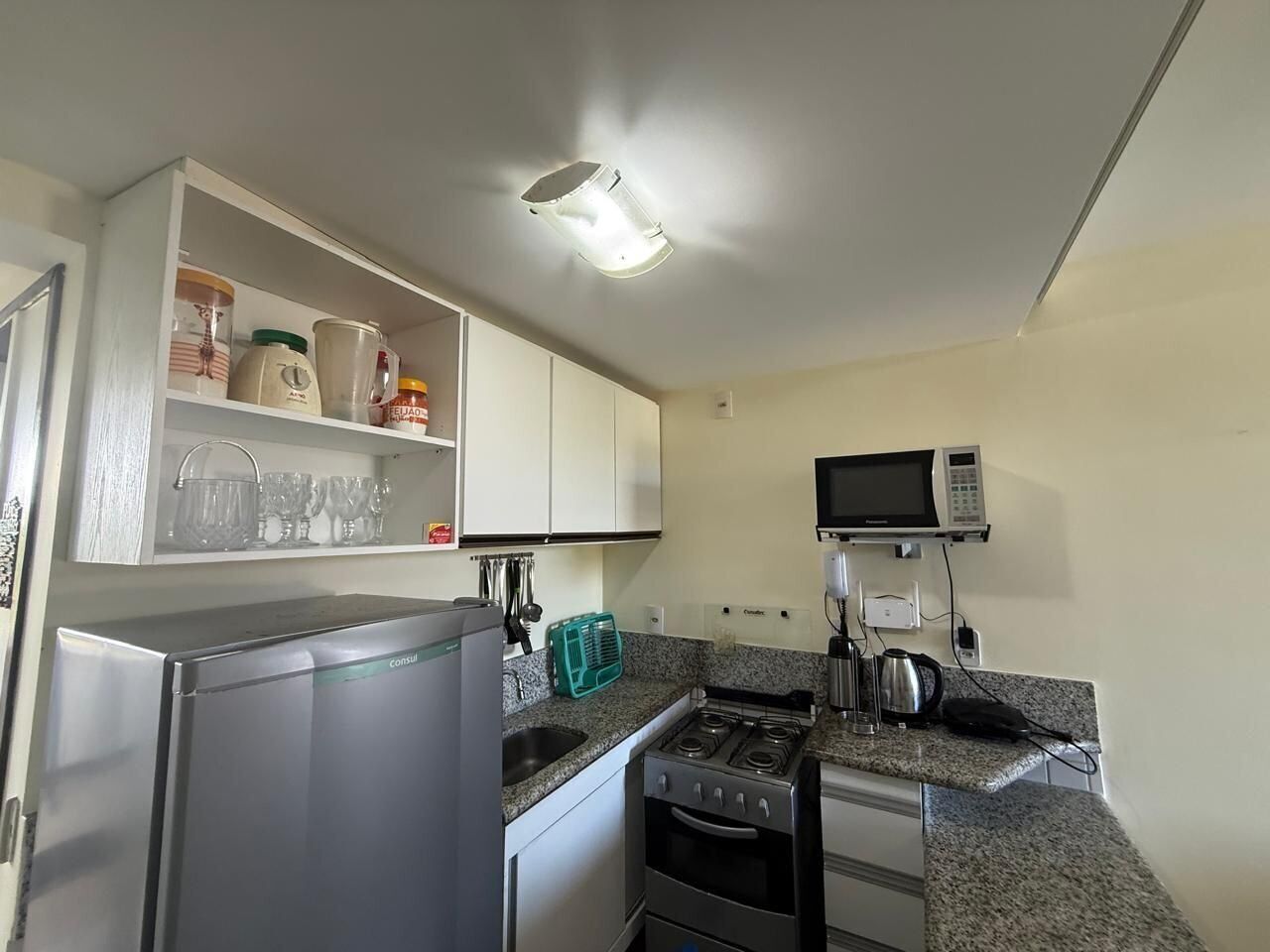 Apartamento conforto | Cozinha privada | Geladeira, micro-ondas, fogão, talheres/pratos/utensílios de cozinha