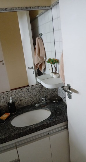Apartment | Badezimmer | Dusche, kostenlose Toilettenartikel, Haartrockner, Hausschuhe