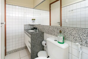 Appartement | Badkamer | Een douche, gratis toiletartikelen, een haardroger, pantoffels