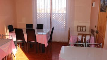 Sudah termasuk sarapan ala kontinental setiap hari