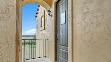 Deluxe Room, 1 King Bed, Terrace, Vineyard View