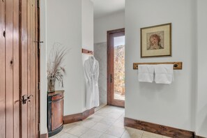 Signature Suite, 1 King Bed, Balcony, Vineyard View | Bathroom - The Vineyard at Florence (Florence)