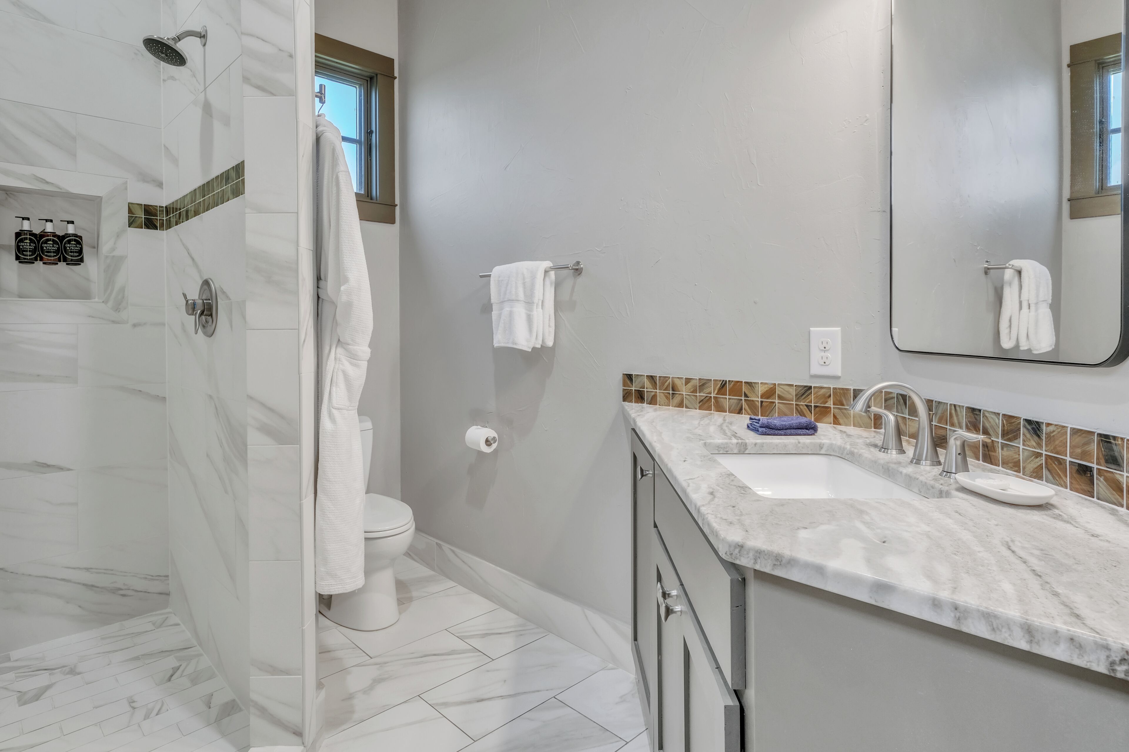 deluxe room, 1 king bed, terrace, vineyard view | bathroom | shower, free toiletries, bathrobes, towels