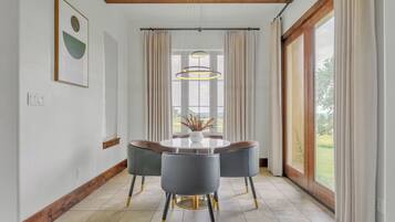 Signature suite, 1 kingsize bed, balkon, uitzicht op wijngaard | Dineren in de kamer