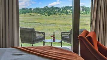 Signature Suite, 1 King Bed, Balcony, Vineyard View
