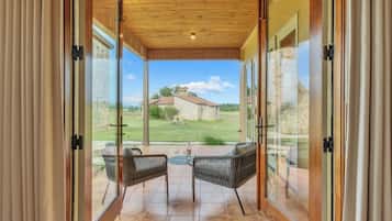 Suite junior, 1 cama King size, Terraza, vista al viñedo | Ropa de cama de alta calidad, minibar, escritorio y insonorización