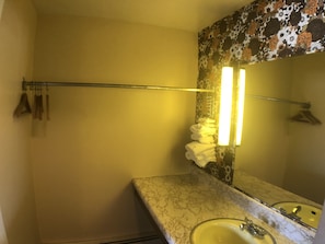 Classic-Vierbettzimmer, 1 Schlafzimmer | Badezimmer | Kostenlose Toilettenartikel, Handtücher