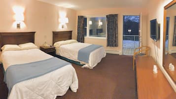 Deluxe Quadruple Room | Free WiFi, bed sheets