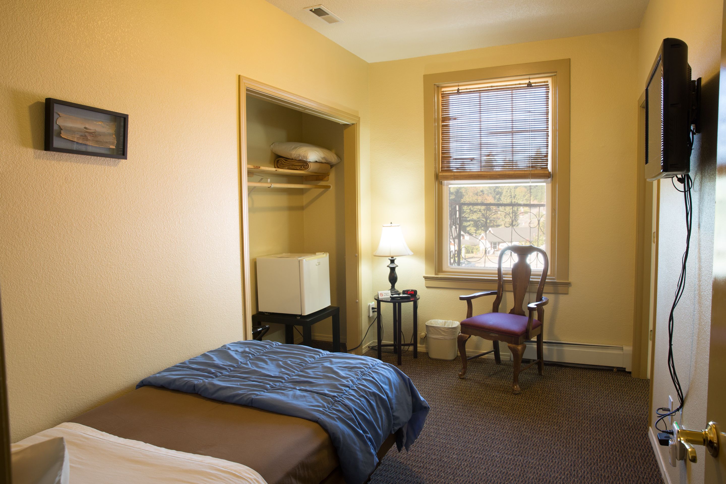 economy room, 1 single bed, refrigerator, city view | iron/ironing board, free wifi, bed sheets, wheelchair access