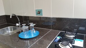 Apartamento ejecutivo, 1 habitación | Cocina básica privada | Frigorífico, microondas, cafetera o tetera y utensilios de cocina