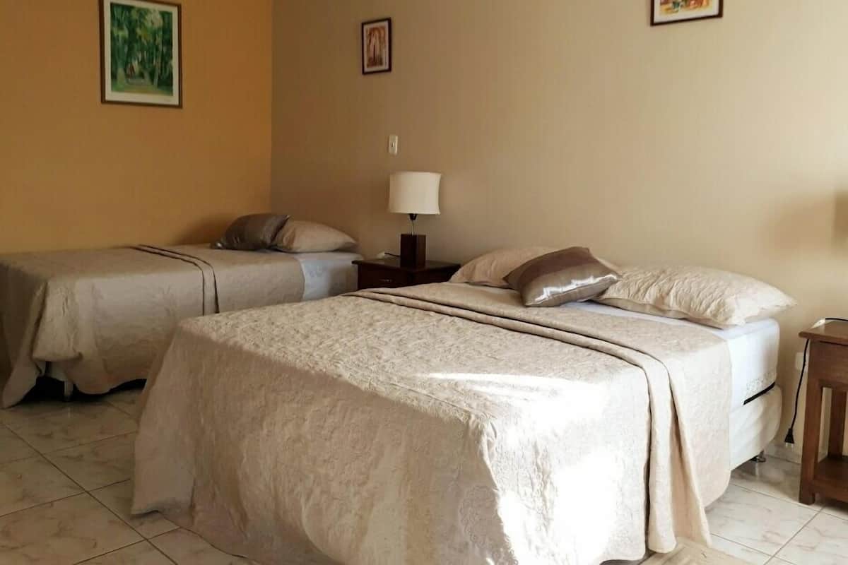 1 Schlafzimmer, hochwertige Bettwaren, Daunenbettdecken, Zimmersafe