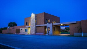 Front of property – evening/night - El Suto Aparthotel (San Jose de Chiquitos)