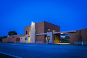 Front of property - evening/night - El Suto Aparthotel (San Jose de Chiquitos)