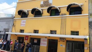 Vista frontal de la propiedad