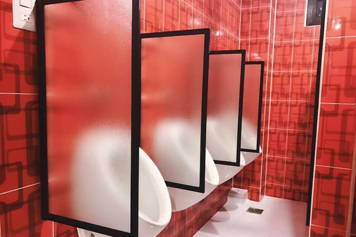 Kahden hengen perhehuone (yksi tai kaksi sänkyä), 2 makuuhuonetta, oma kylpyhuone | Kylpyhuone | Ilmaiset hygieniatuotteet, pyyhkeet