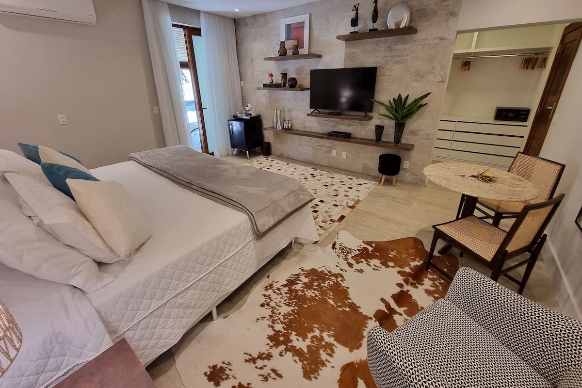 Luxe tweepersoonskamer, veranda, uitzicht op tuin | Een minibar, een kluis op de kamer, individueel gedecoreerd, een bureau