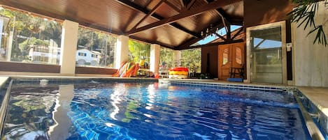 2 piscinas techadas, una piscina al aire libre