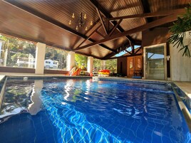 2 室内游泳池，室外游泳池