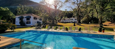 2 piscinas internas, piscina externa