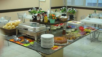 Petit déjeuner, déjeuner et dîner servis sur place