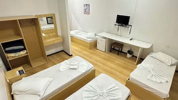 高级四人房, 多张床 (Solteiro) | 迷你吧、客房内保险箱、办公桌、熨斗/熨衣板