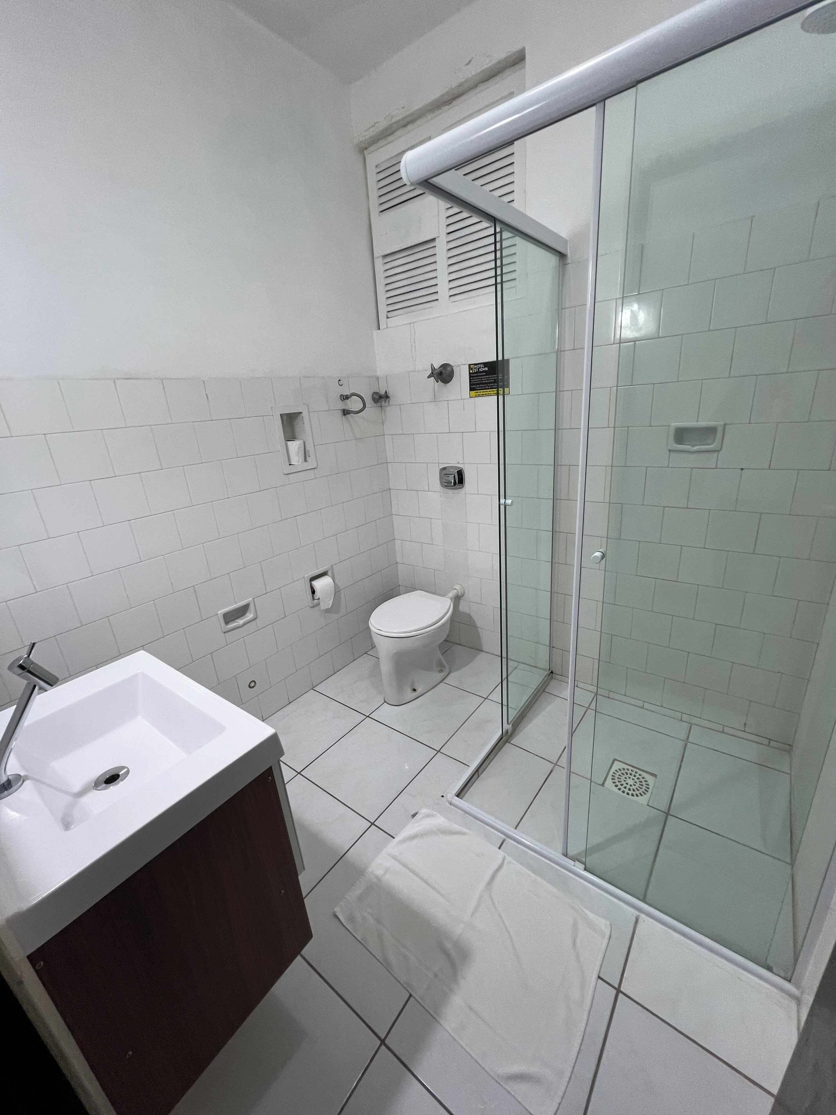 Habitación triple superior, 3 camas individuales (Solteiro) | Baño | Ducha, secador de pelo y toallas