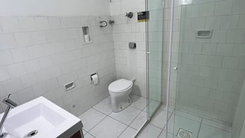 Superior Triple Room, 3 Katil Bujang (Single) (Solteiro) | Bilik Mandi | Pancuran mandi, pengering rambut, tuala disediakan