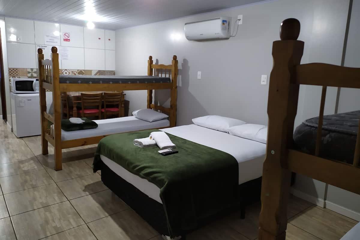 Quarto tradicional | Frigobar, escrivaninha, espaço de trabalho para notebook