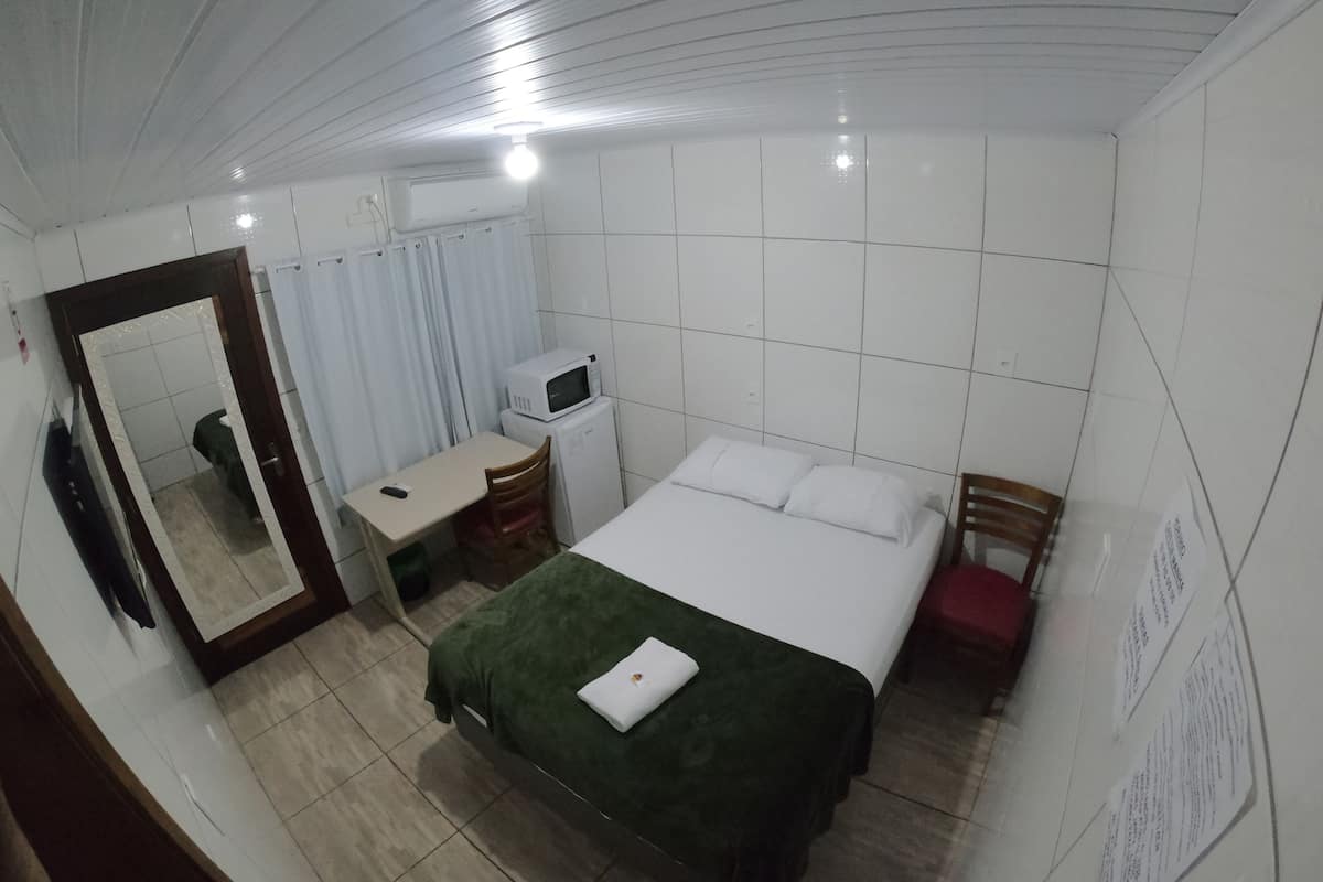 Minibar, escritorio y espacio para trabajar con laptop