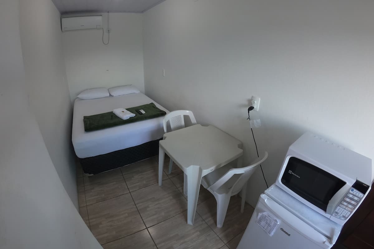 Quarto casal | Frigobar, escrivaninha, espaço de trabalho para notebook