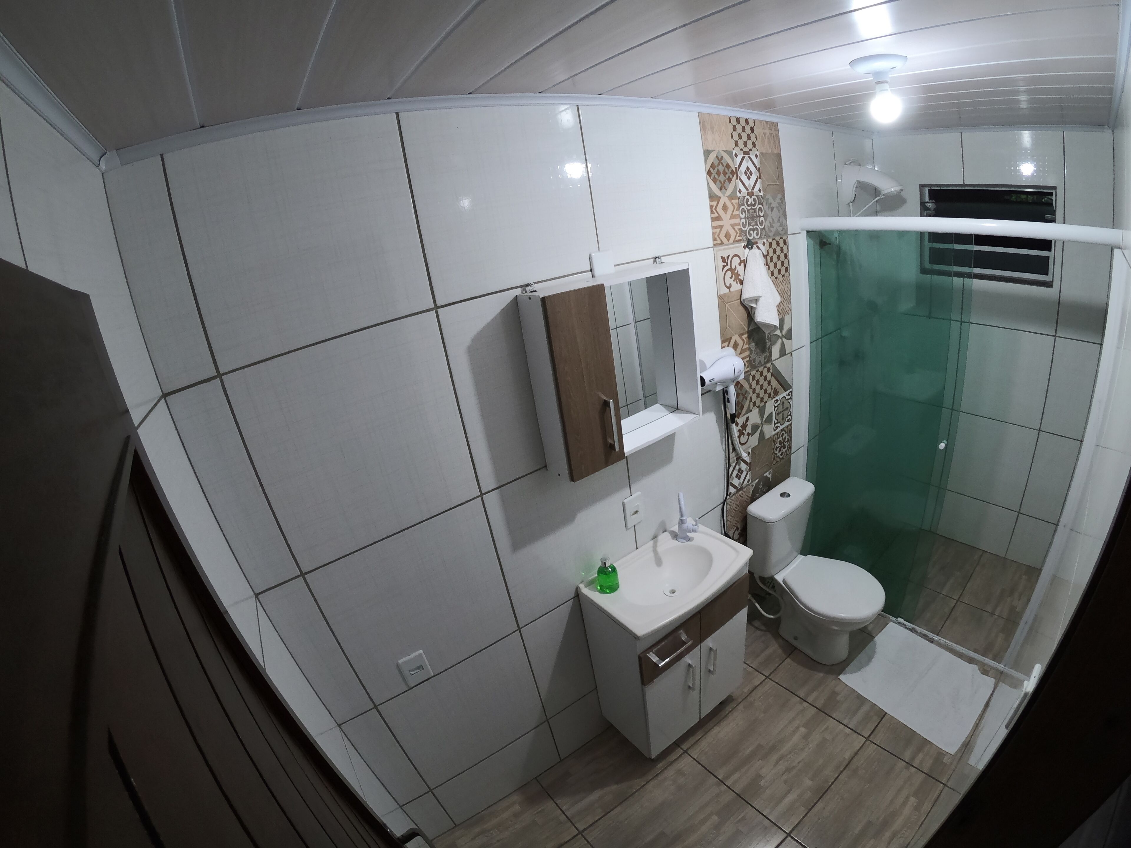 Quarto standard | Banheiro | Chuveiro, secador de cabelo, toalhas de banho, sabonete