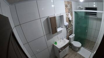 Quarto standard | Banheiro | Chuveiro, secador de cabelo, toalhas de banho, sabonete