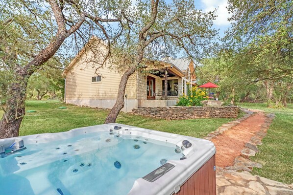 Outdoor spa tub