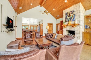 TV, fireplace