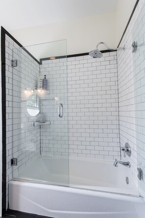 Badkar/dusch, miljövänliga toalettartiklar och handdukar