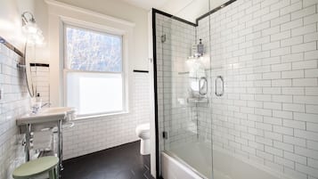 Ensemble douche/baignoire, articles de toilette écologiques